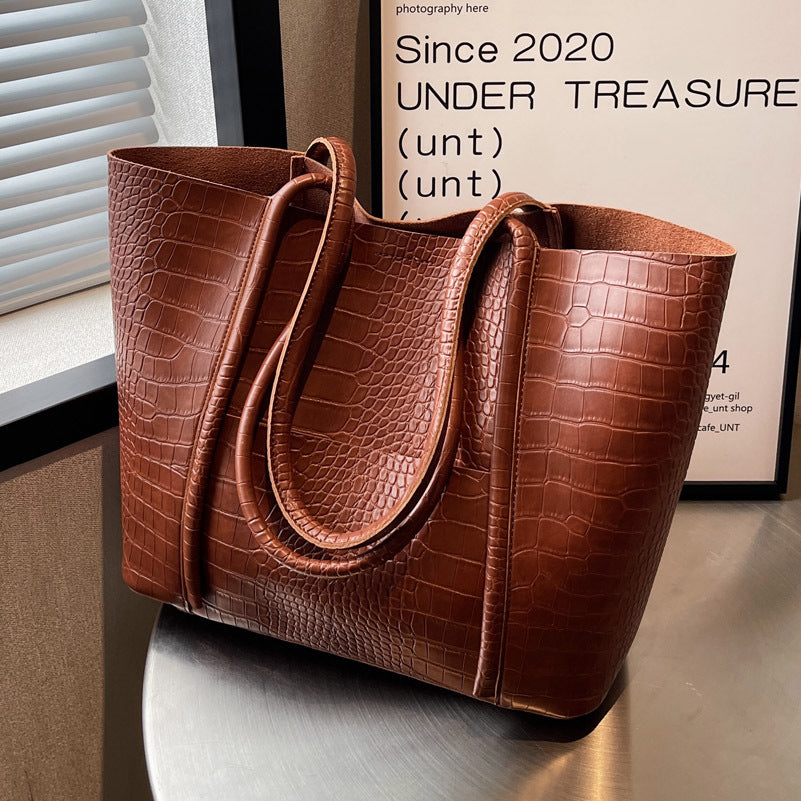 Leather tote with magnetic closure