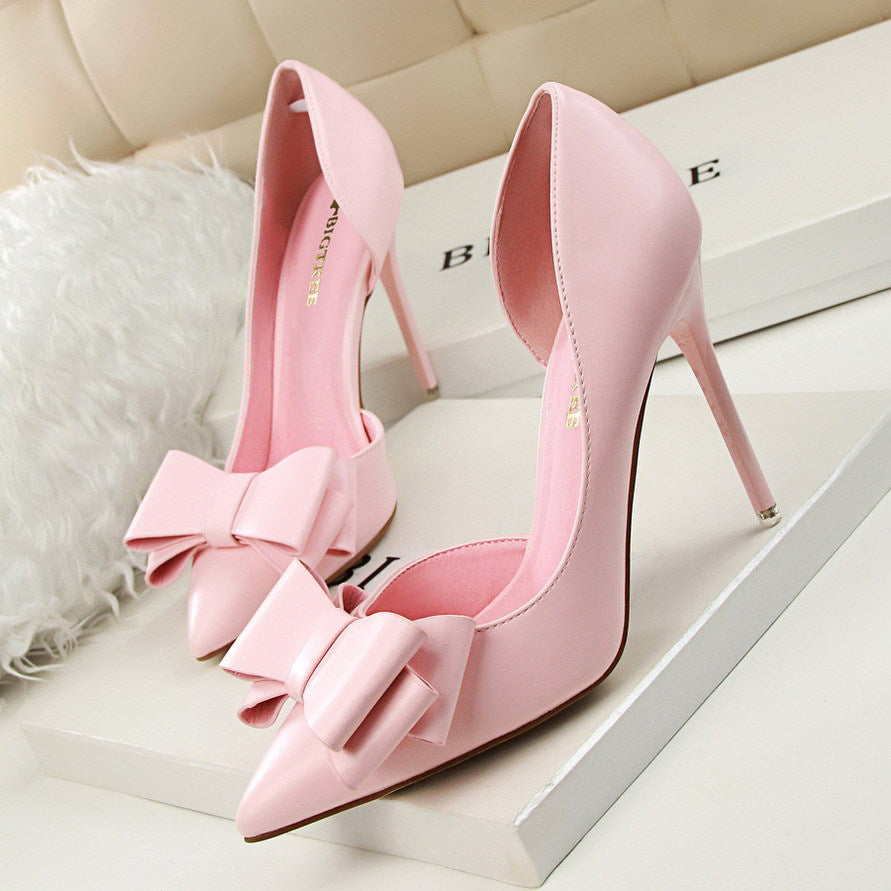 Baby doll patent leather heel with bow